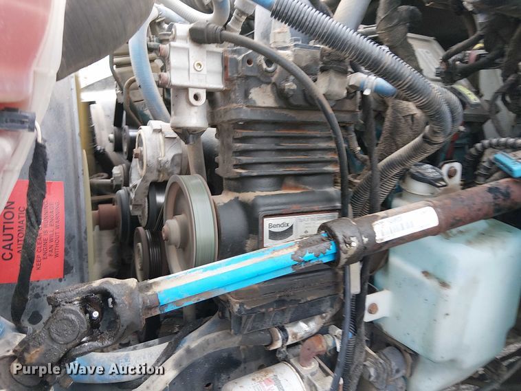 image for item DJ7868 2003 International 4200 box truck