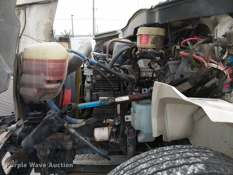 image for item DJ7868 2003 International 4200 box truck