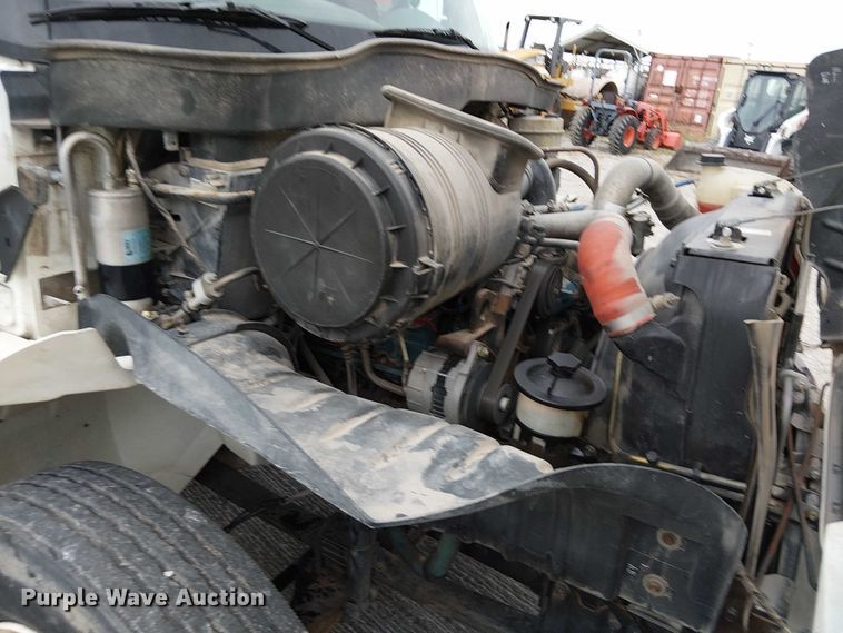 image for item DJ7868 2003 International 4200 box truck