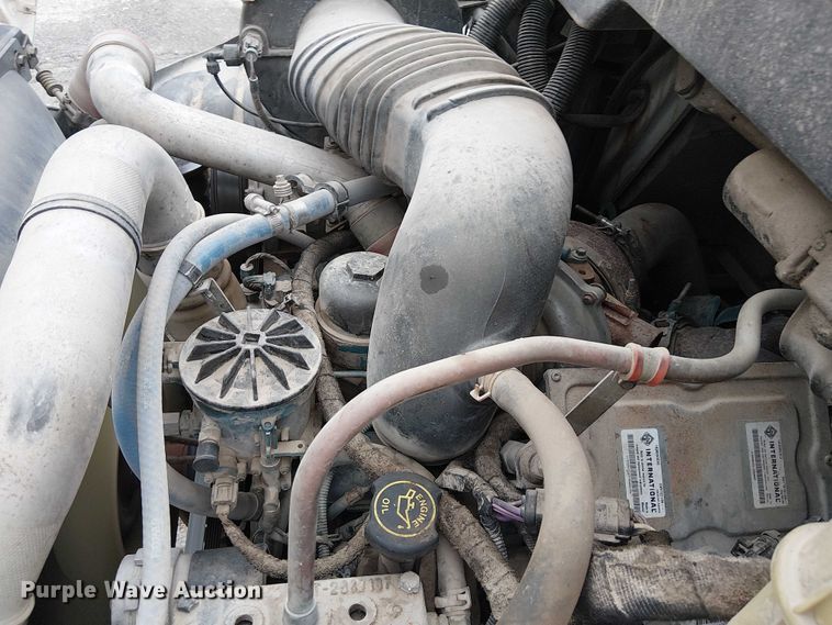 image for item DJ7868 2003 International 4200 box truck