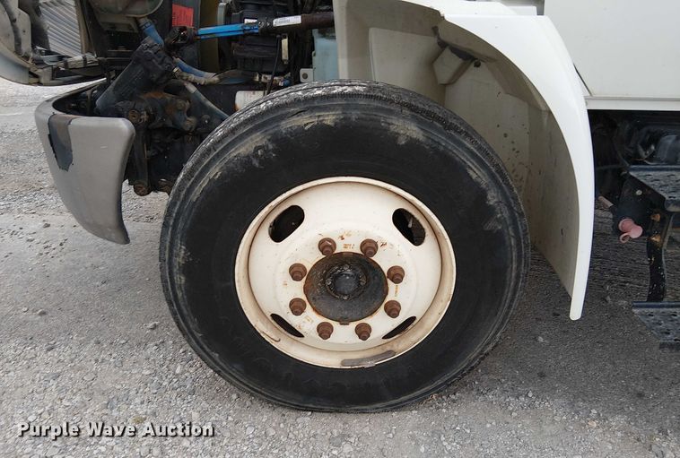 image for item DJ7868 2003 International 4200 box truck