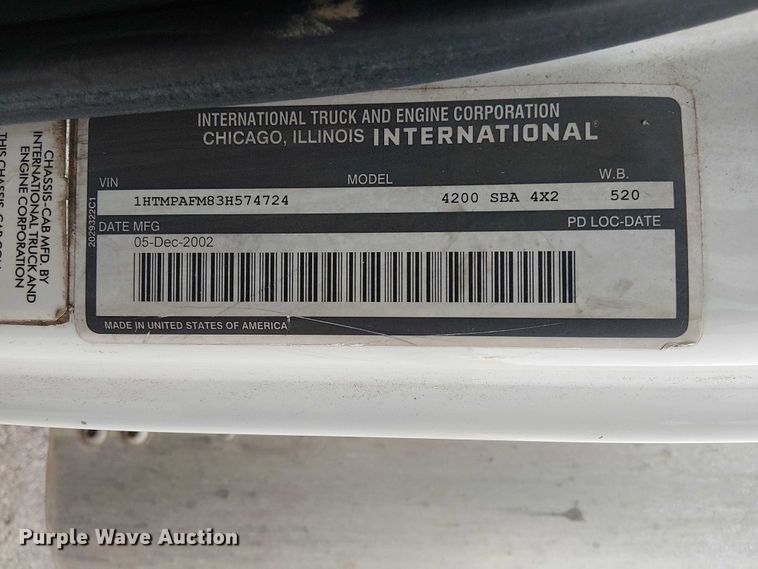 image for item DJ7868 2003 International 4200 box truck