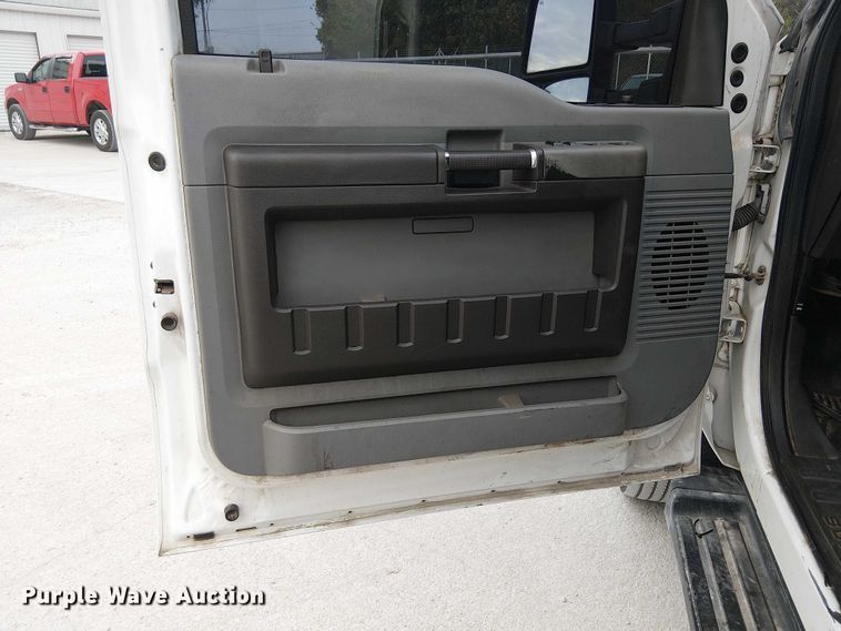 image for item DJ7872 2011 Ford F550 Super Duty Crew Cab truck cab and chassis