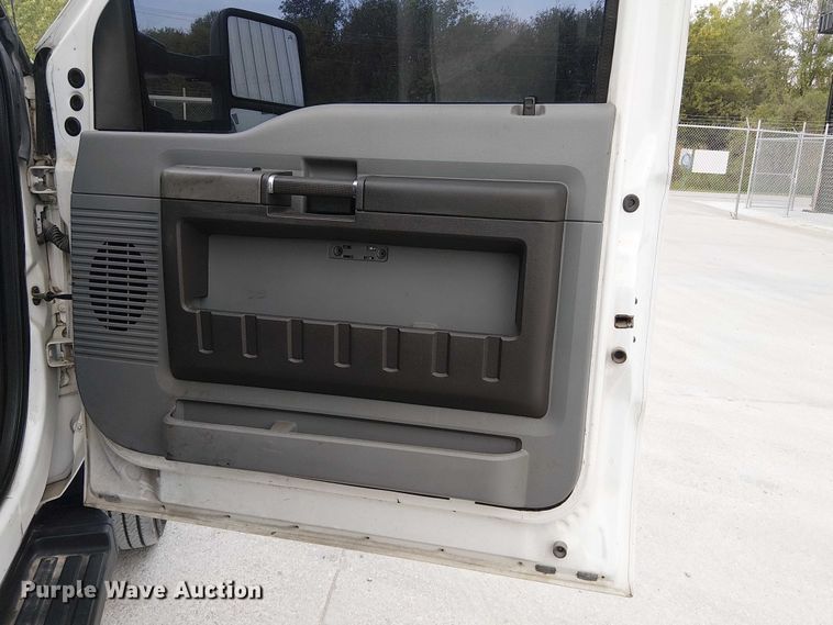 image for item DJ7872 2011 Ford F550 Super Duty Crew Cab truck cab and chassis