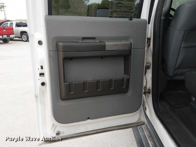 image for item DJ7872 2011 Ford F550 Super Duty Crew Cab truck cab and chassis