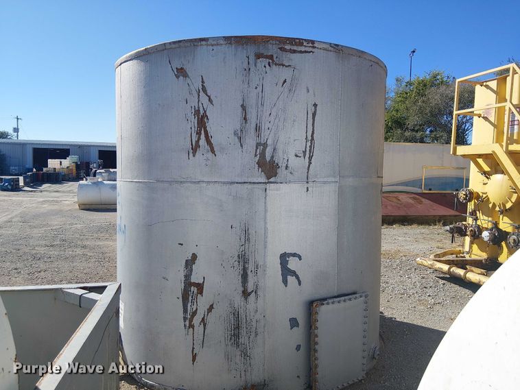 image for item DJ7899 3,000 gallon tank