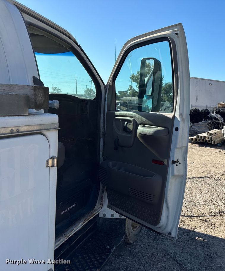 image for item DK0018 2003 GMC C4500 utility / service truck
