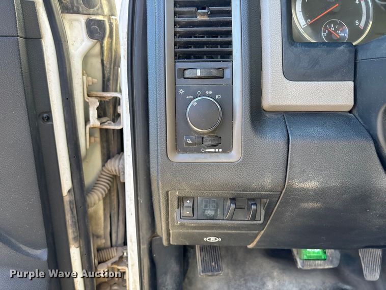 image for item DK0020 2012 Dodge RAM 3500 flatbed pickup truck