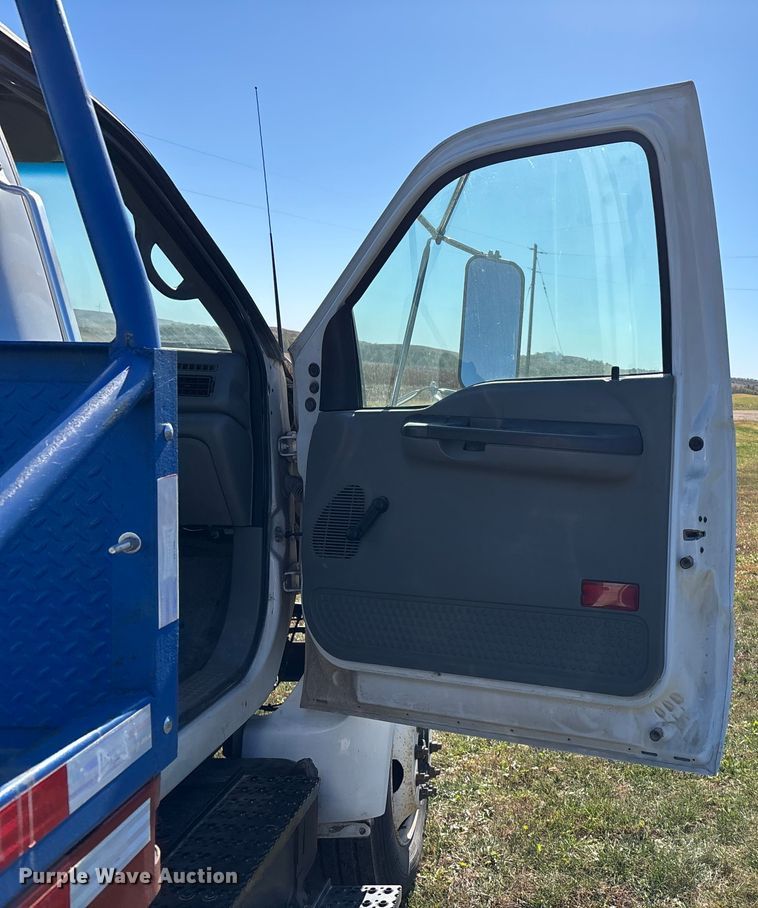 image for item DK0039 2004 Ford F650 flatbed truck