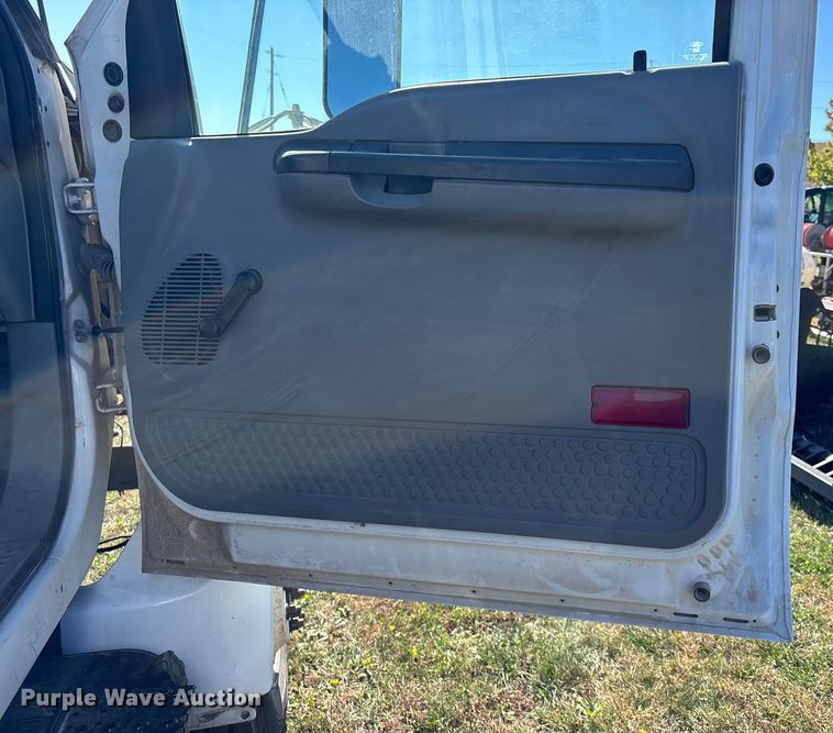 image for item DK0039 2004 Ford F650 flatbed truck