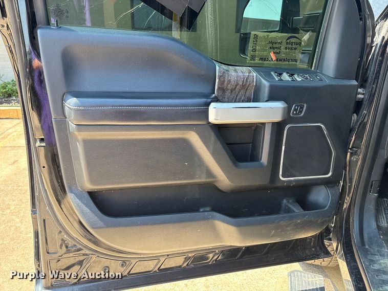 image for item DO1205 2018 Ford F250 Super Duty Crew Cab pickup truck