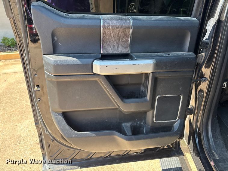 image for item DO1205 2018 Ford F250 Super Duty Crew Cab pickup truck