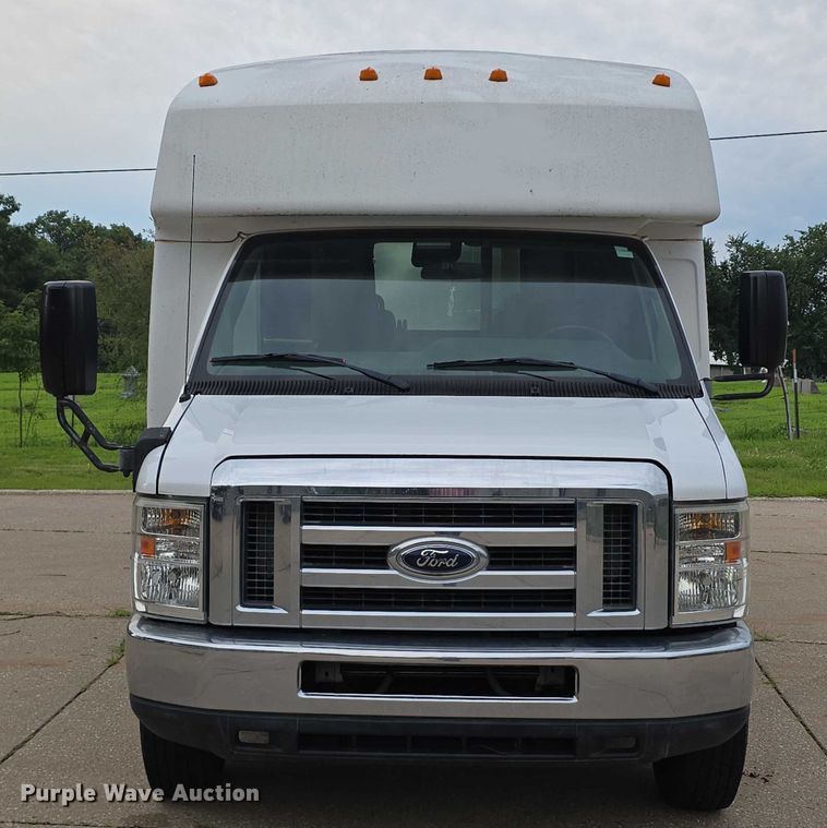 image for item DR3874 2011 Ford E-450 Super Duty shuttle bus