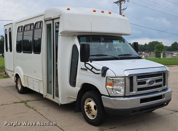 image for item DR3874 2011 Ford E-450 Super Duty shuttle bus