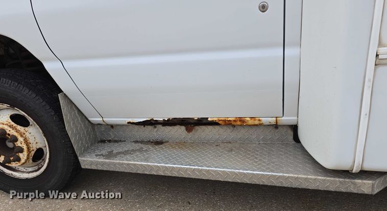 image for item DR3874 2011 Ford E-450 Super Duty shuttle bus