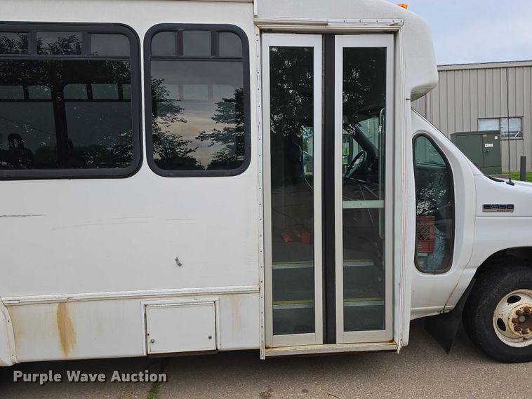 image for item DR3874 2011 Ford E-450 Super Duty shuttle bus