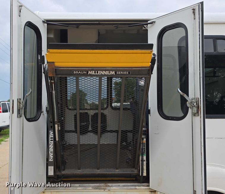 image for item DR3874 2011 Ford E-450 Super Duty shuttle bus