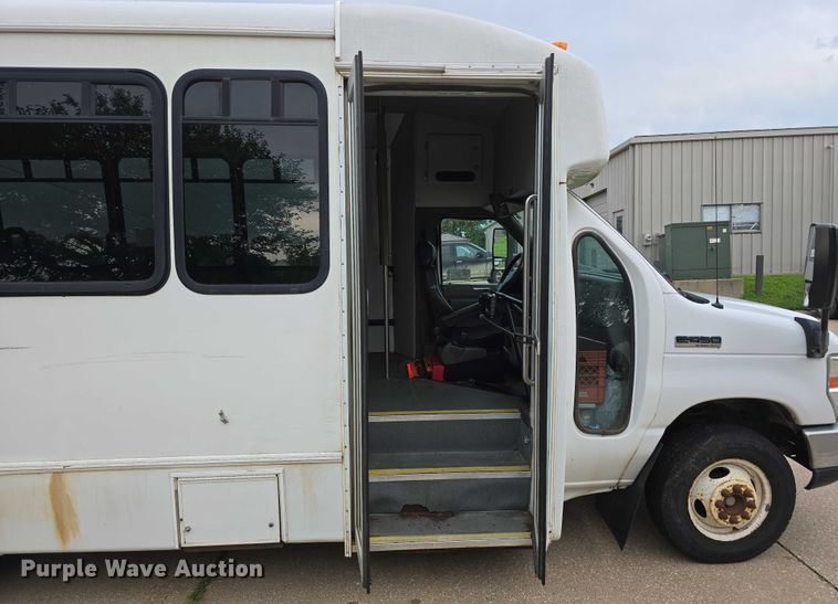 image for item DR3874 2011 Ford E-450 Super Duty shuttle bus