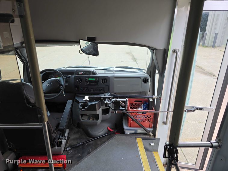 image for item DR3874 2011 Ford E-450 Super Duty shuttle bus