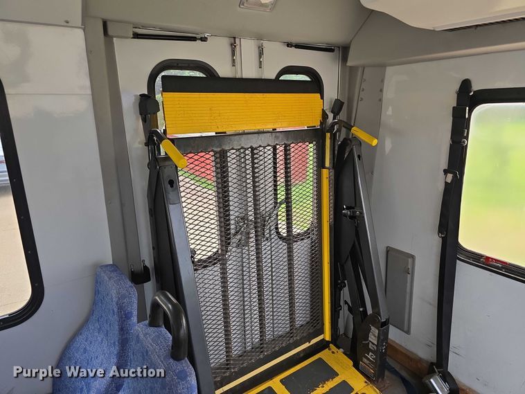 image for item DR3874 2011 Ford E-450 Super Duty shuttle bus