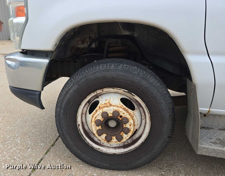 image for item DR3874 2011 Ford E-450 Super Duty shuttle bus