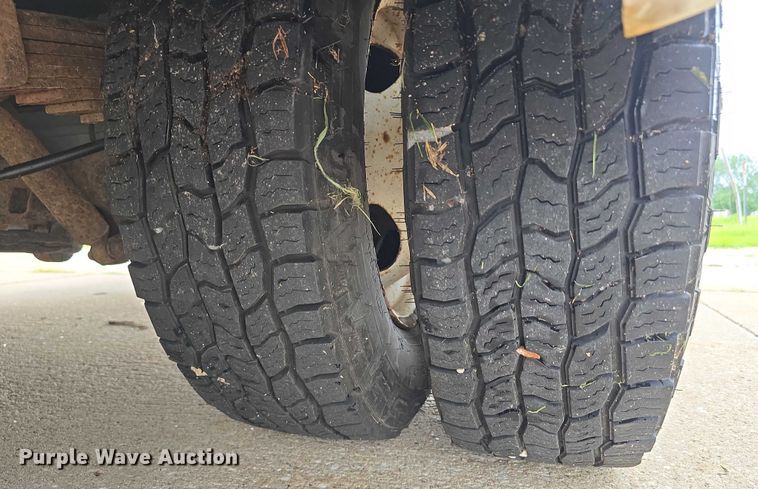 image for item DR3874 2011 Ford E-450 Super Duty shuttle bus