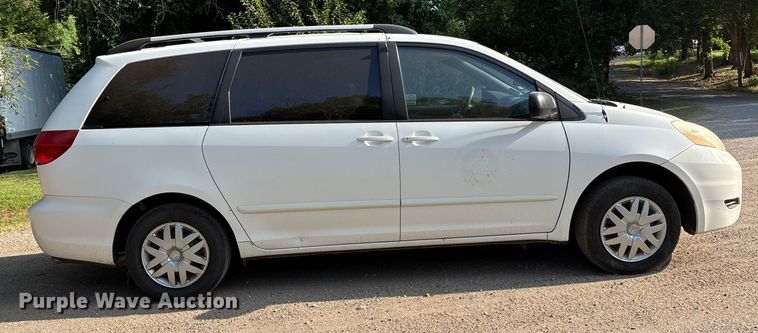 image for item DT3339 2008 Toyota Sienna van