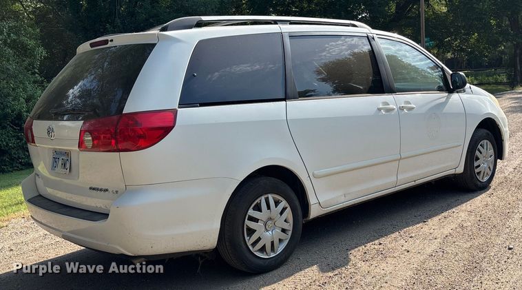 image for item DT3339 2008 Toyota Sienna van