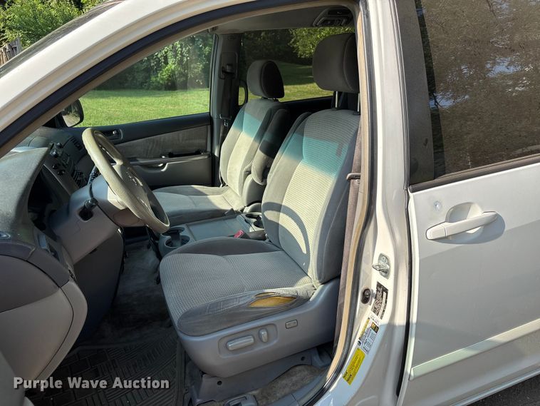image for item DT3339 2008 Toyota Sienna van