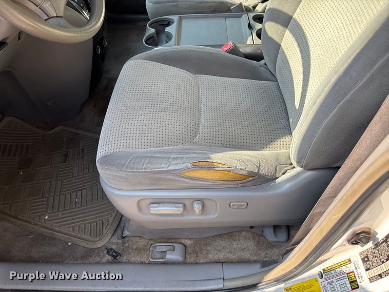 image for item DT3339 2008 Toyota Sienna van