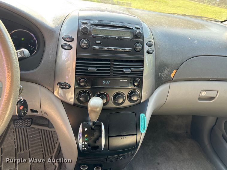 image for item DT3339 2008 Toyota Sienna van