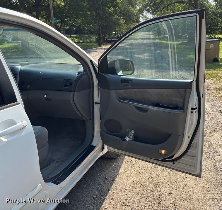 image for item DT3339 2008 Toyota Sienna van