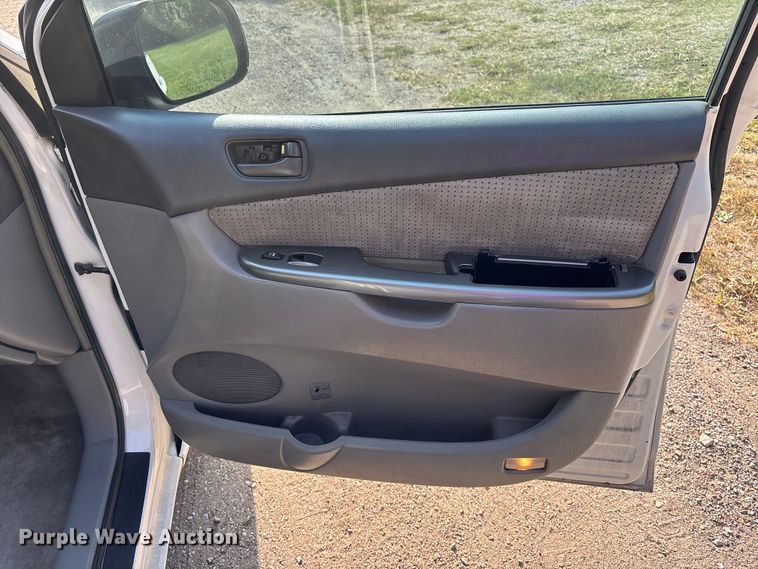 image for item DT3339 2008 Toyota Sienna van