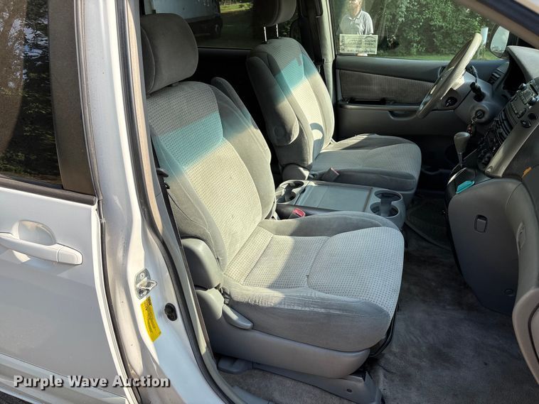 image for item DT3339 2008 Toyota Sienna van