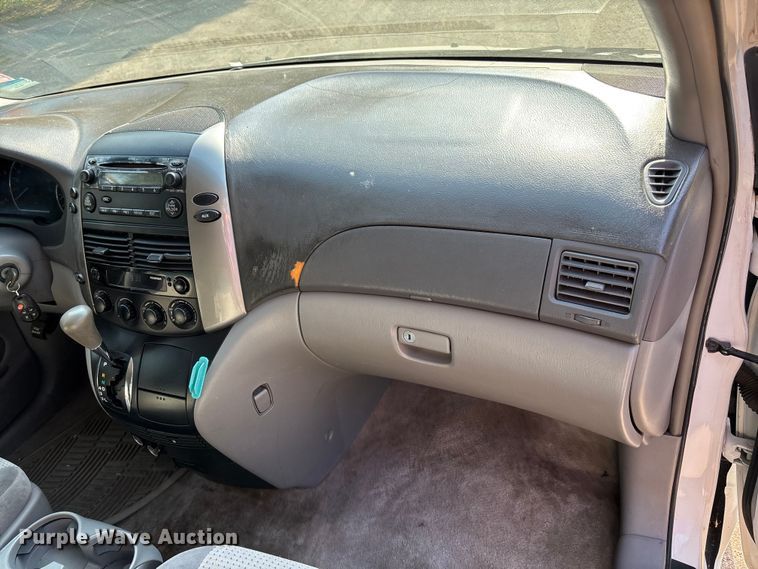 image for item DT3339 2008 Toyota Sienna van
