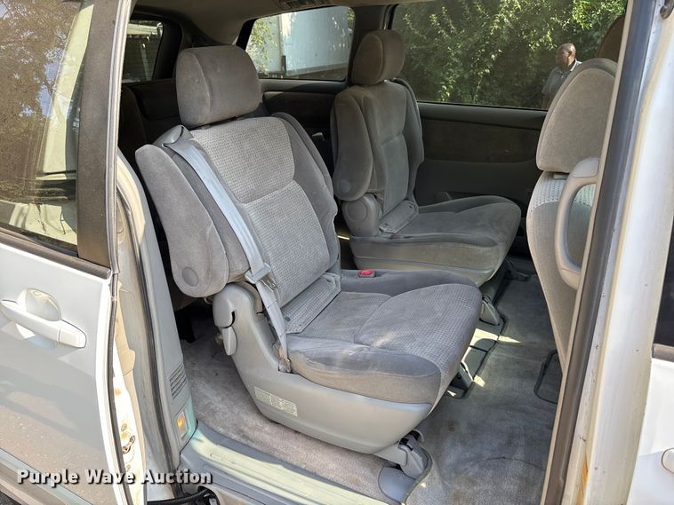 image for item DT3339 2008 Toyota Sienna van
