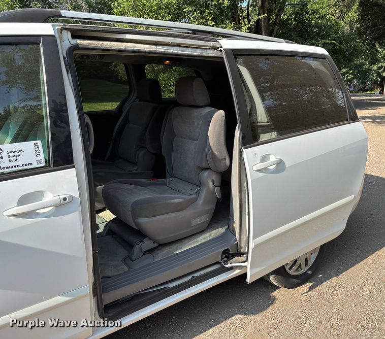 image for item DT3339 2008 Toyota Sienna van