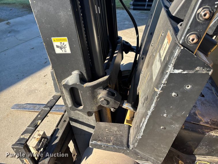 image for item DU1433 Yale GLC050RGNUAE084 forklift