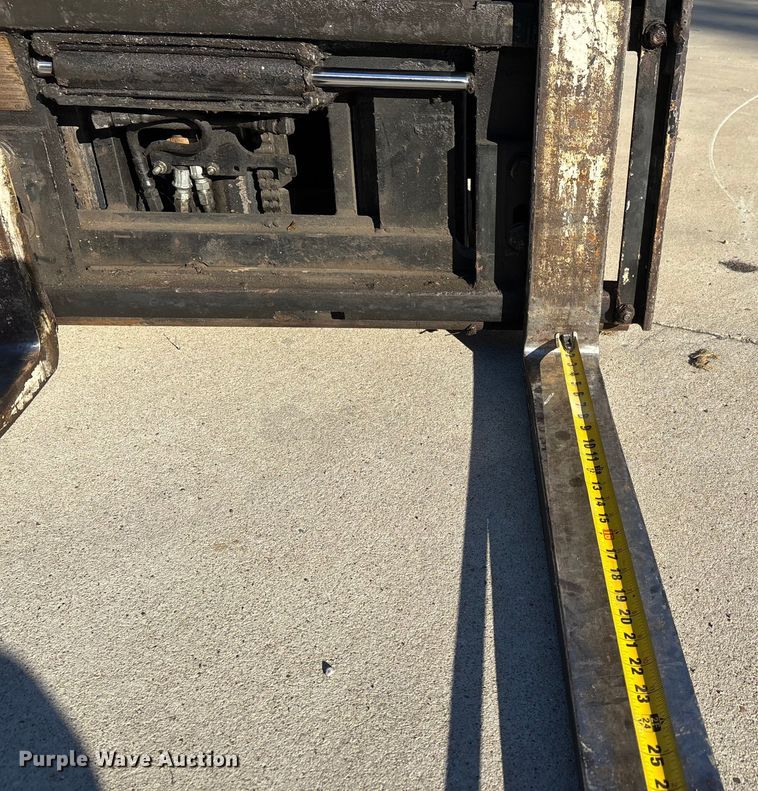 image for item DU1433 Yale GLC050RGNUAE084 forklift