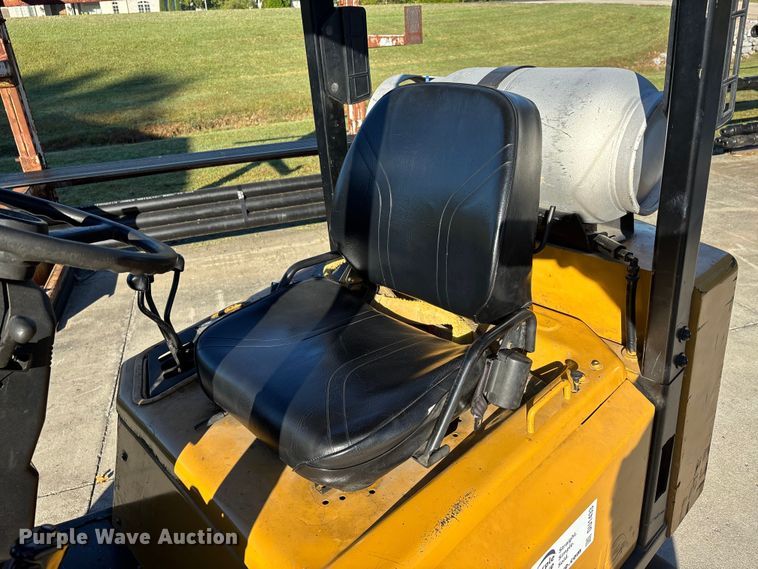 image for item DU1433 Yale GLC050RGNUAE084 forklift