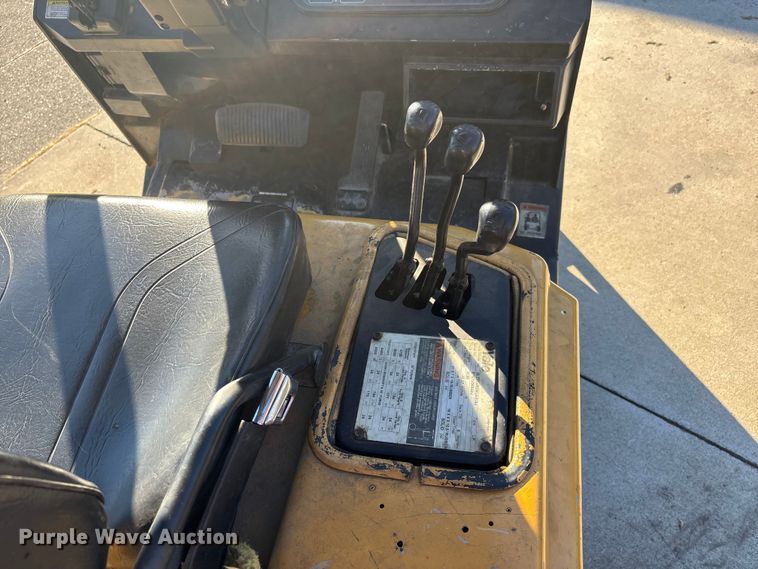 image for item DU1433 Yale GLC050RGNUAE084 forklift