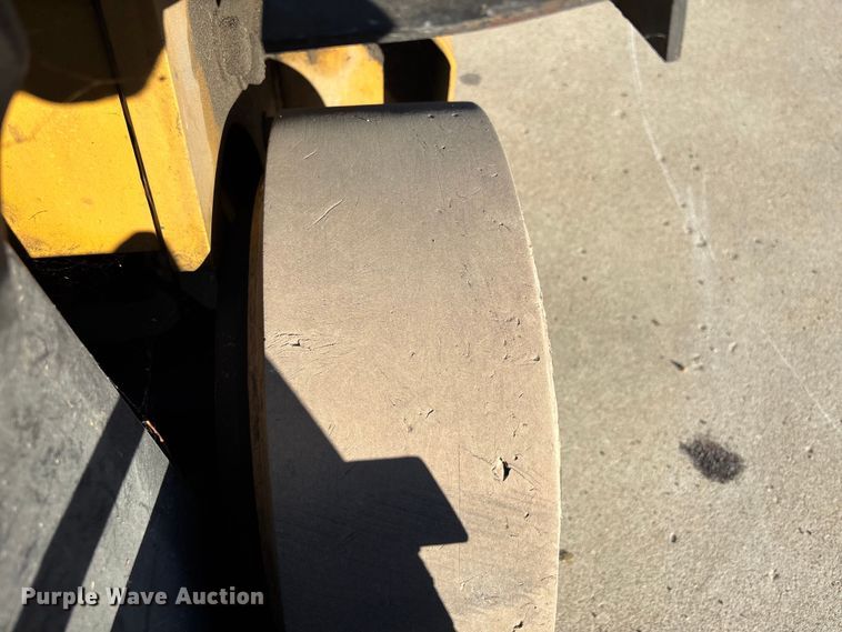 image for item DU1433 Yale GLC050RGNUAE084 forklift