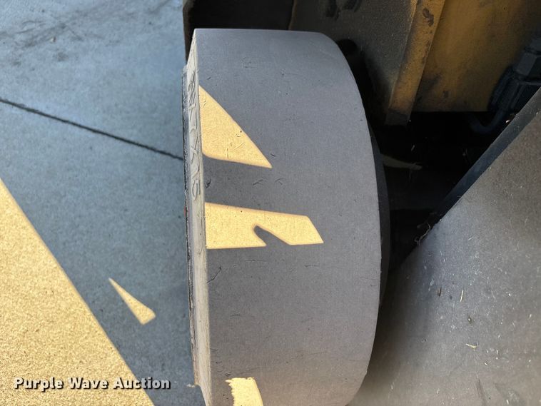 image for item DU1433 Yale GLC050RGNUAE084 forklift