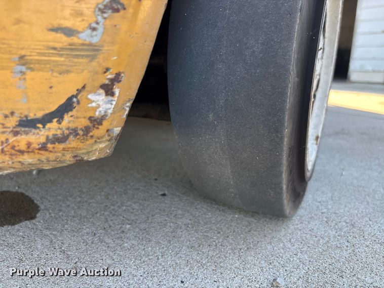 image for item DU1433 Yale GLC050RGNUAE084 forklift