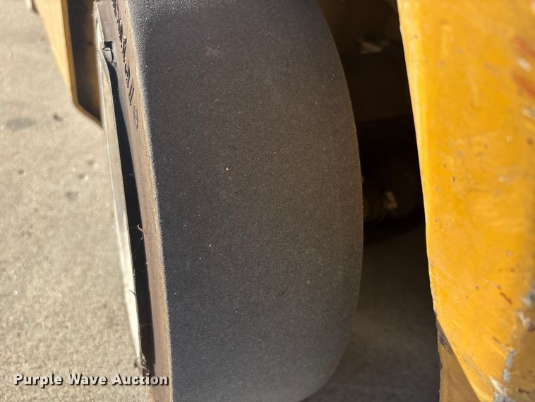 image for item DU1433 Yale GLC050RGNUAE084 forklift