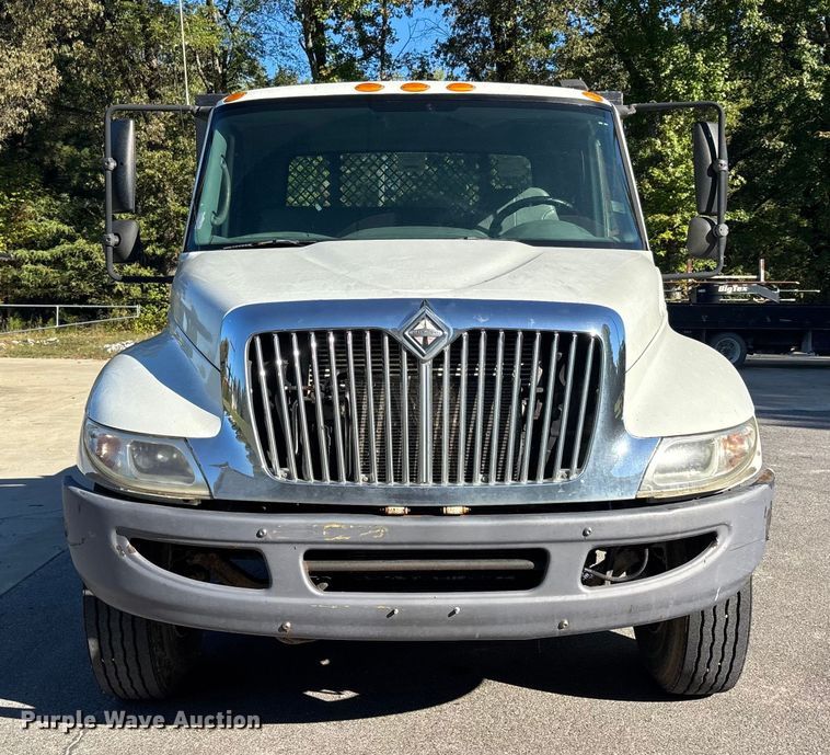 image for item DU1435 2007 International 4300 flatbed truck