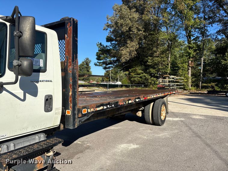 image for item DU1435 2007 International 4300 flatbed truck
