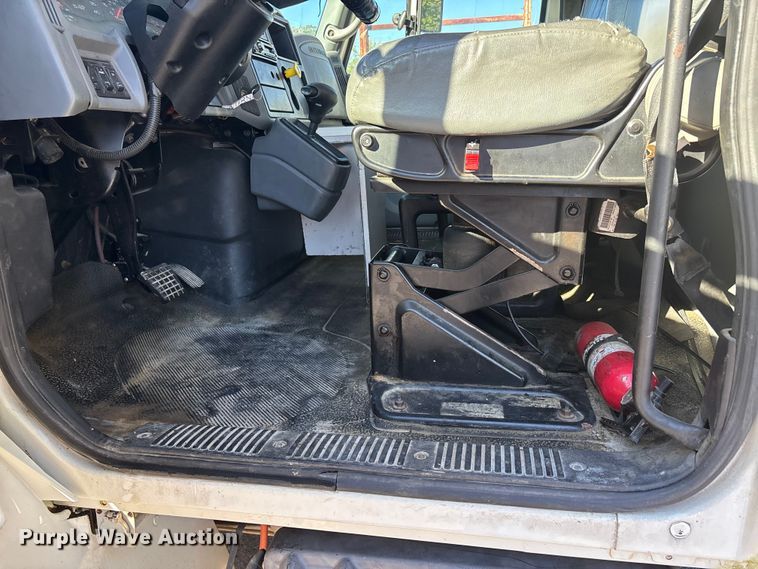 image for item DU1435 2007 International 4300 flatbed truck