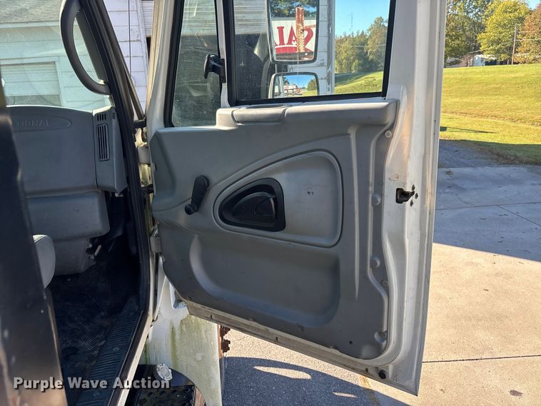 image for item DU1435 2007 International 4300 flatbed truck