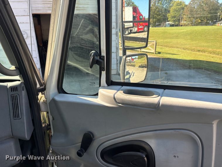 image for item DU1435 2007 International 4300 flatbed truck